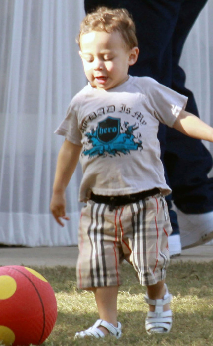 http://www.hollywoodlife.com/wp-content/uploads/2010/07/070910_cutestbabies_maxanthony.jpg