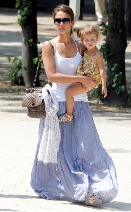 Jessica Alba and her daughter Honor strolling with some friends in Paris. She spent a sunny afternoon  with her daughter at 'Jardins des Tuileries' (Tuileries' garden) playing at the playground. June 25, 2010. (X17online.com)