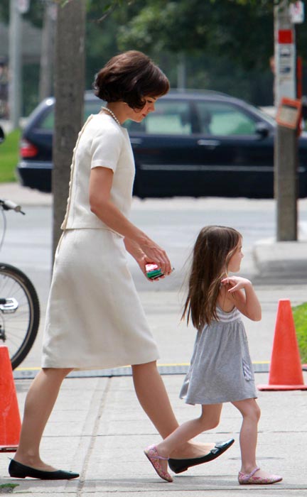 July 15, 2010: Katie Holmes pictured with daughter Suri on the set of 'The Kennedys' in Toronto, Canada. (INFphoto.com)