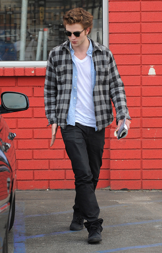 Robert Pattinson is a regular guy who loves to dress down! In fact, he always seems to be wearing Converse sneakers, plaid shirts, and Ray-Bans.